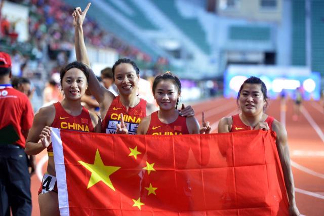 精彩瞬间回放，运动员荣耀夺冠