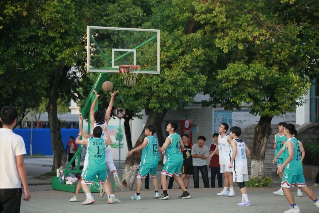 篮球赛场上，运动员们激情碰撞，赢得掌声